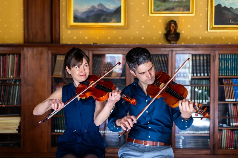 Nathan Gourley and Laura Feddersen playing fiddle
